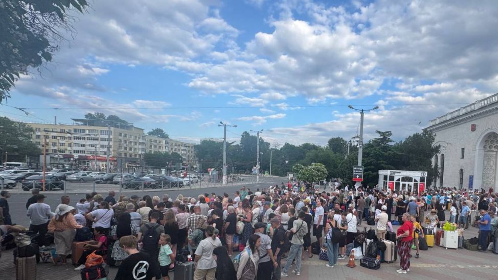 На фото: люди на железнодорожном вокзале Симферополя ждут автобусов которых не хватает